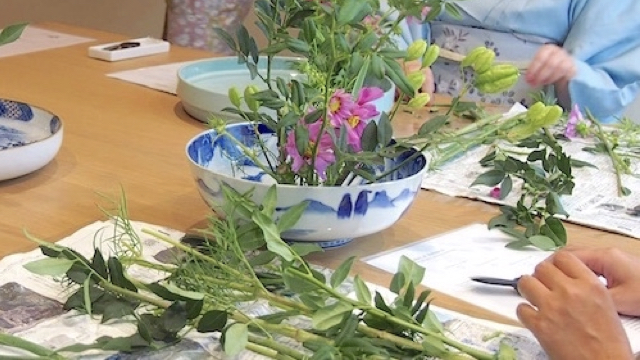 京都での華道体験で生け花を学ぶ風景