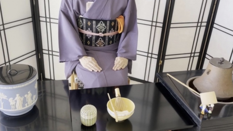 京都での茶道体験で茶の湯を楽しむ様子